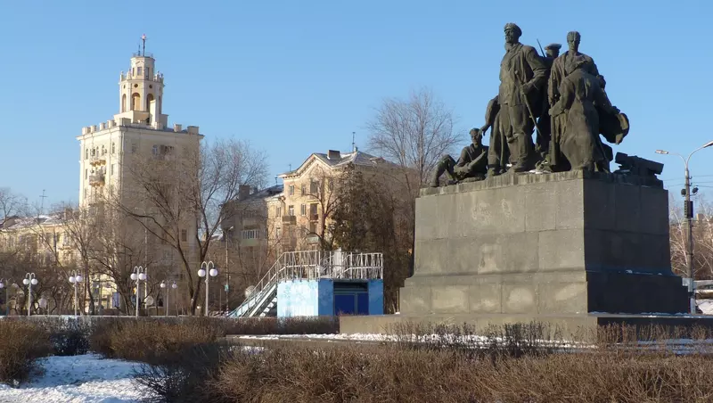 Внимание, штукатурка! В Волгограде от памятника культуры откололся кусок балкона